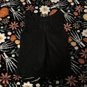 Black tank top, tight fit, wallflower